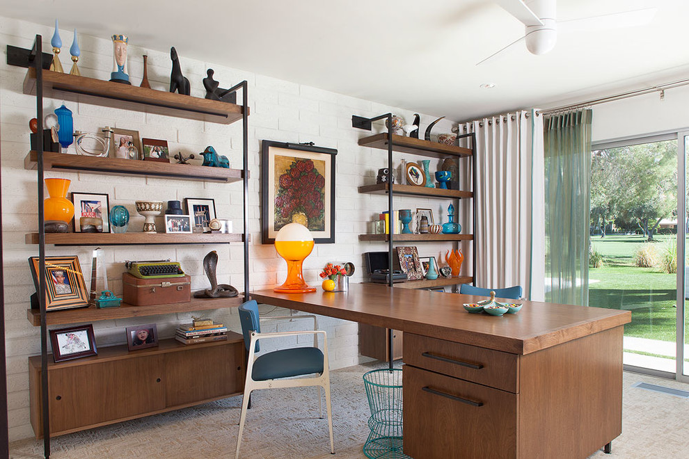 Imagen de despacho retro de tamaño medio sin chimenea con paredes blancas, moqueta y escritorio empotrado
