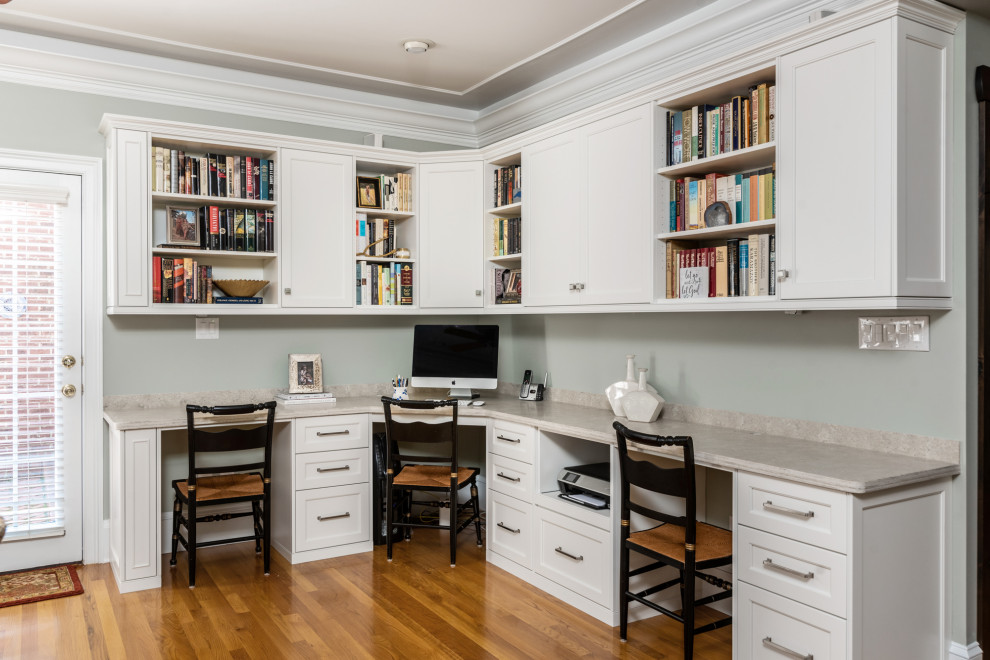Exemple d'un petit bureau chic avec parquet clair, un bureau intégré, un sol marron et un mur gris.