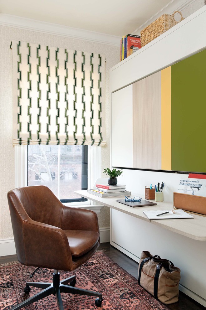 Cette image montre un bureau traditionnel de taille moyenne avec un mur beige, un bureau intégré, parquet foncé et aucune cheminée.