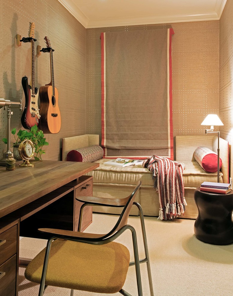 Imagen de despacho clásico renovado de tamaño medio sin chimenea con paredes marrones, moqueta, escritorio independiente y suelo beige