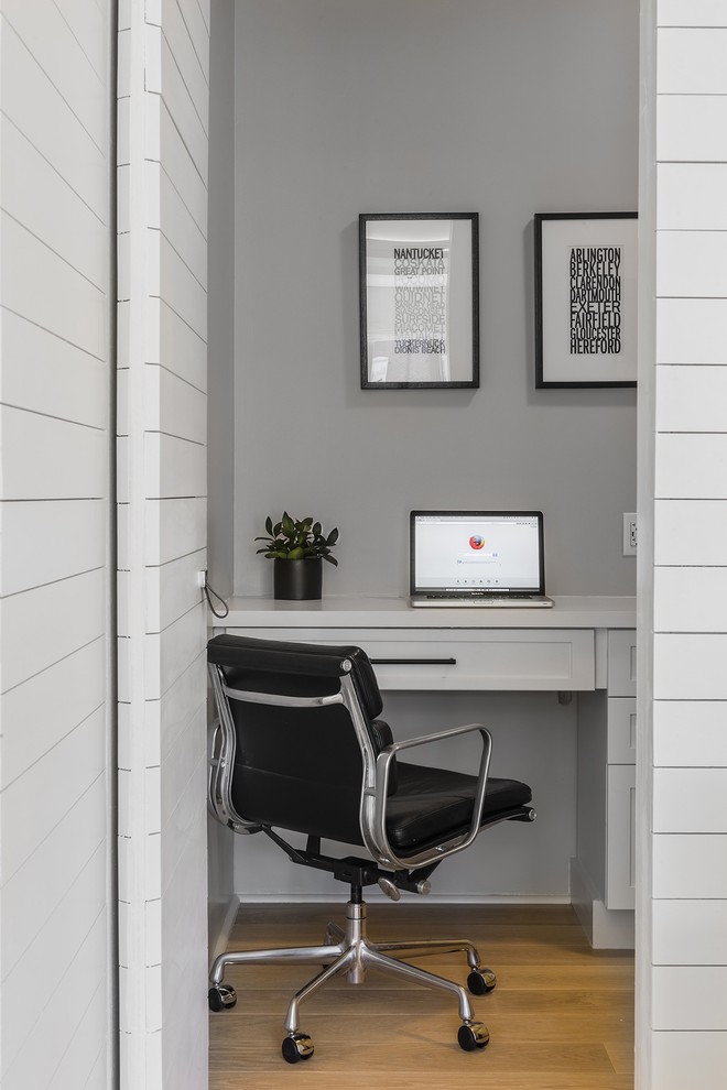 ボストンにある小さなコンテンポラリースタイルのおしゃれなホームオフィス・書斎 (グレーの壁、造り付け机、茶色い床) の写真