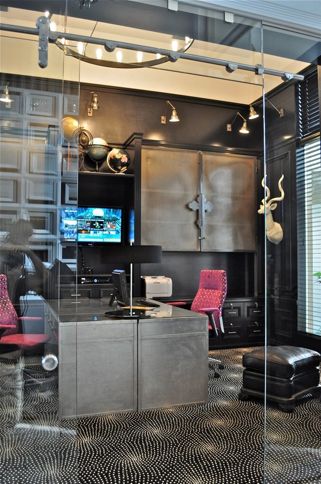 Imagen de despacho moderno grande sin chimenea con paredes negras, moqueta y escritorio independiente