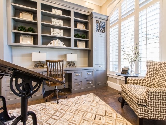 Kleines Klassisches Arbeitszimmer ohne Kamin mit grauer Wandfarbe, braunem Holzboden und Einbau-Schreibtisch in Salt Lake City