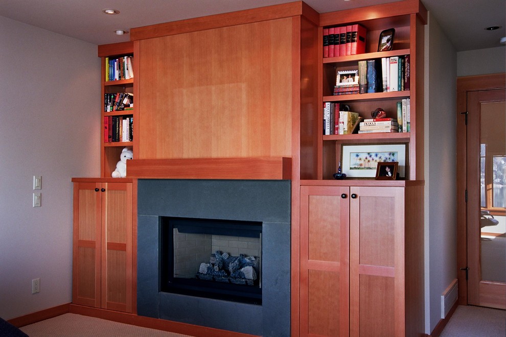 シアトルにある中くらいなトラディショナルスタイルのおしゃれなホームオフィス・書斎 (白い壁、カーペット敷き、標準型暖炉、タイルの暖炉まわり、ベージュの床) の写真