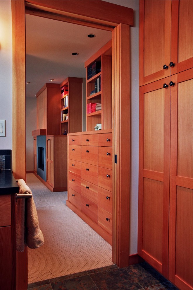 シアトルにある中くらいなトラディショナルスタイルのおしゃれなホームオフィス・書斎 (白い壁、カーペット敷き、標準型暖炉、タイルの暖炉まわり、ベージュの床) の写真