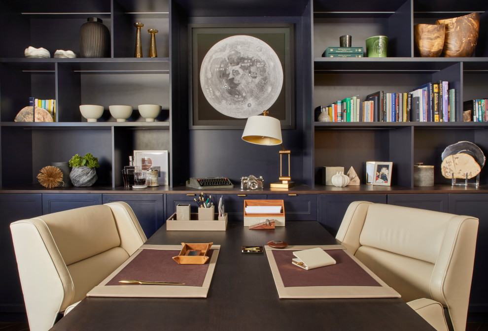 Источник вдохновения для домашнего уюта: кабинет в стиле неоклассика (современная классика) с серыми стенами и встроенным рабочим столом