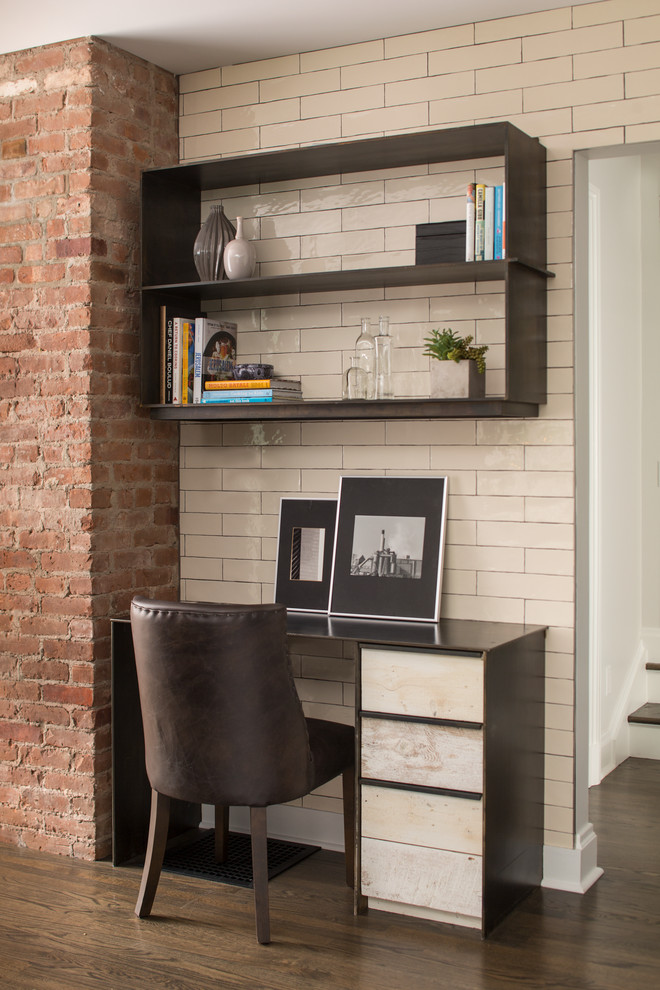 Imagen de despacho actual pequeño con suelo de madera oscura y escritorio independiente