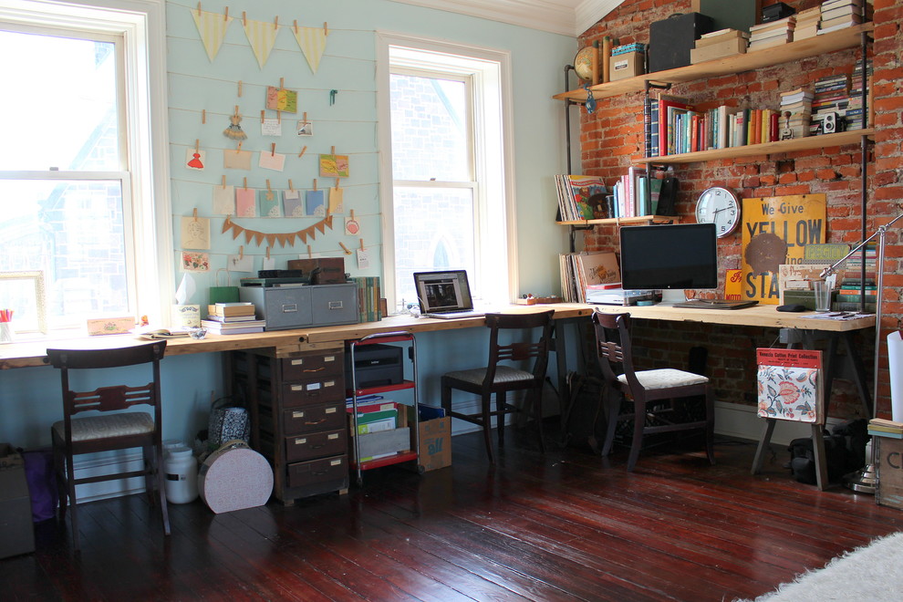 フィラデルフィアにあるシャビーシック調のおしゃれなホームオフィス・書斎の写真