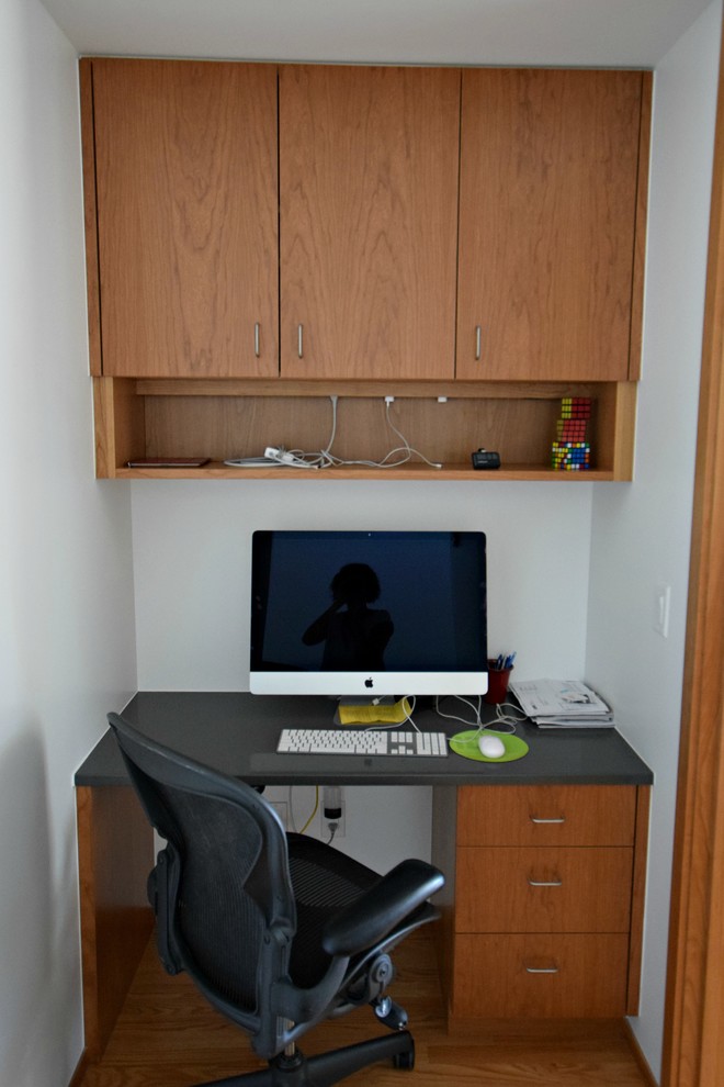 Inspiration pour un petit bureau minimaliste avec un bureau intégré.