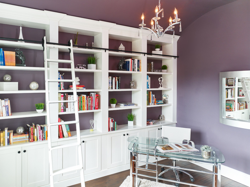 На фото: домашняя библиотека среднего размера в стиле модернизм с фиолетовыми стенами, паркетным полом среднего тона, отдельно стоящим рабочим столом и коричневым полом без камина с
