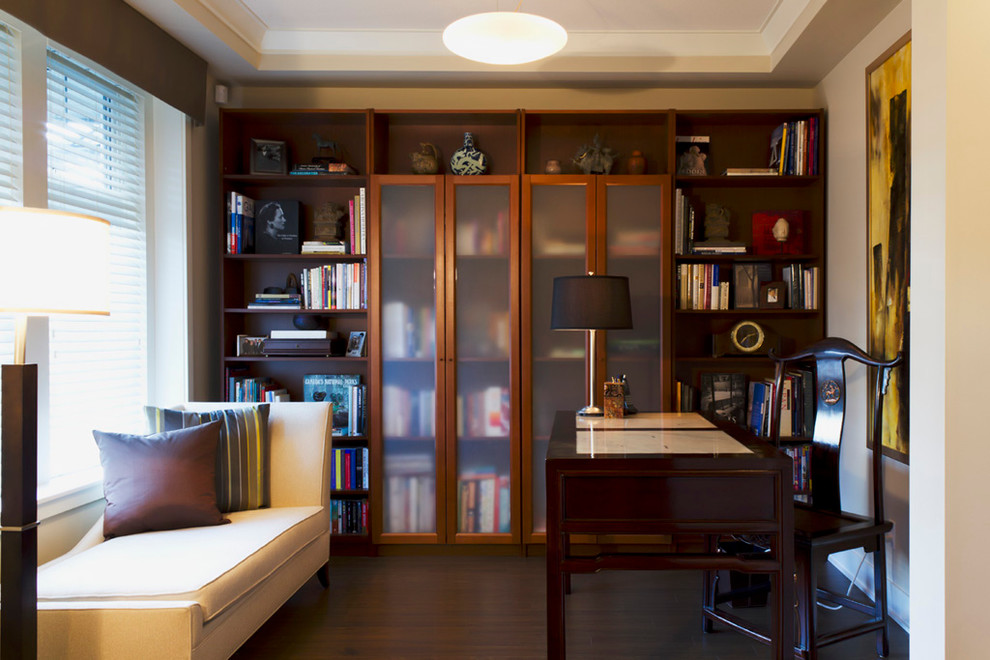 Kleines Modernes Arbeitszimmer mit Arbeitsplatz, beiger Wandfarbe, braunem Holzboden und freistehendem Schreibtisch in Vancouver