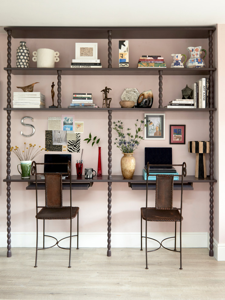 Idée de décoration pour un bureau bohème avec un mur rose et un sol beige.