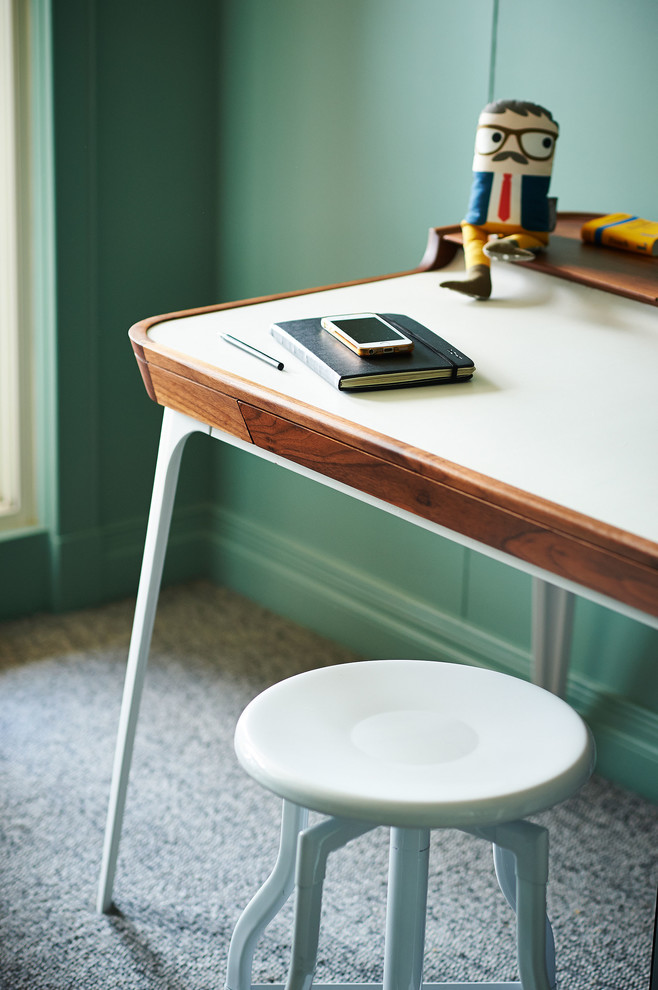 Foto de estudio actual de tamaño medio con paredes verdes, moqueta, escritorio independiente y suelo gris