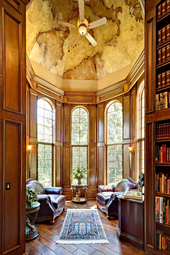 Großes Klassisches Lesezimmer ohne Kamin mit brauner Wandfarbe, braunem Holzboden, freistehendem Schreibtisch und braunem Boden in Chicago