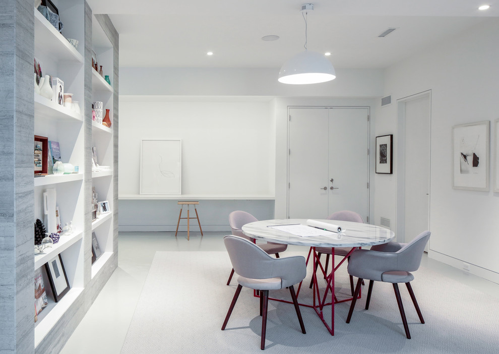 Idee per uno studio contemporaneo di medie dimensioni con pavimento con piastrelle in ceramica, nessun camino, scrivania autoportante e pavimento bianco