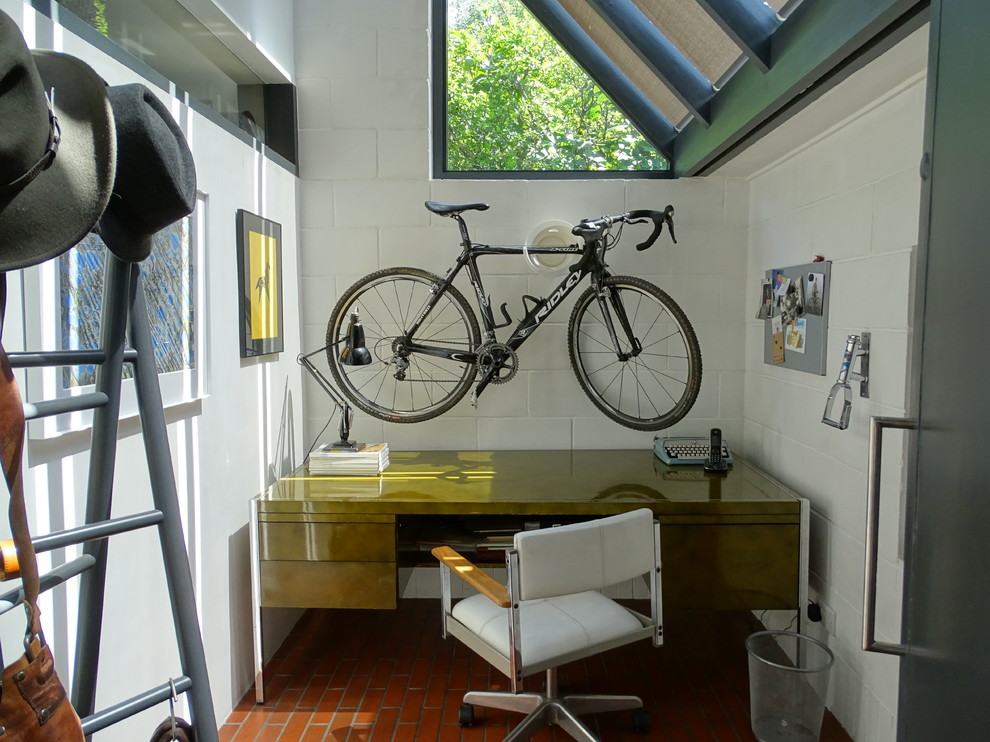 ハンプシャーにあるミッドセンチュリースタイルのおしゃれなホームオフィス・書斎の写真