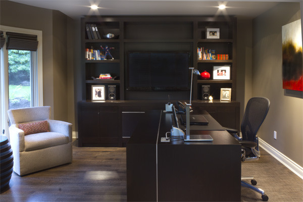 Foto de despacho contemporáneo de tamaño medio con paredes beige, suelo de madera en tonos medios y escritorio independiente