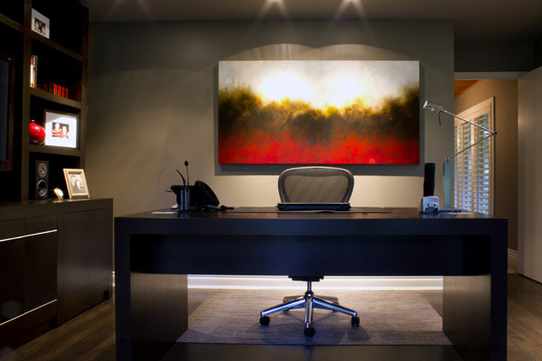 Immagine di un ufficio minimal di medie dimensioni con pareti beige, pavimento in legno massello medio e scrivania autoportante