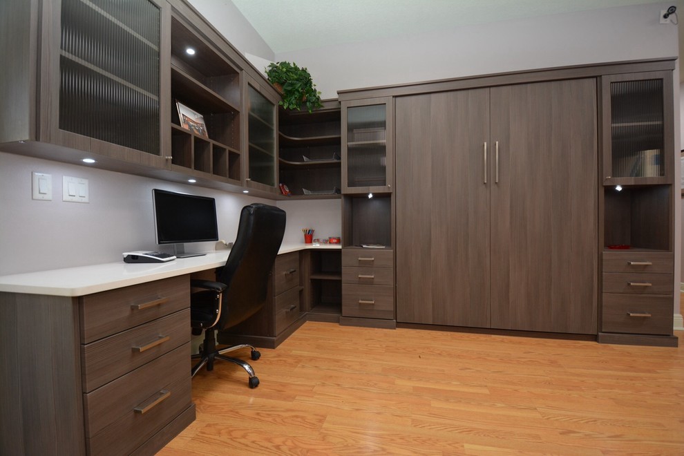 Diseño de despacho contemporáneo de tamaño medio con paredes grises, suelo de madera clara y escritorio empotrado