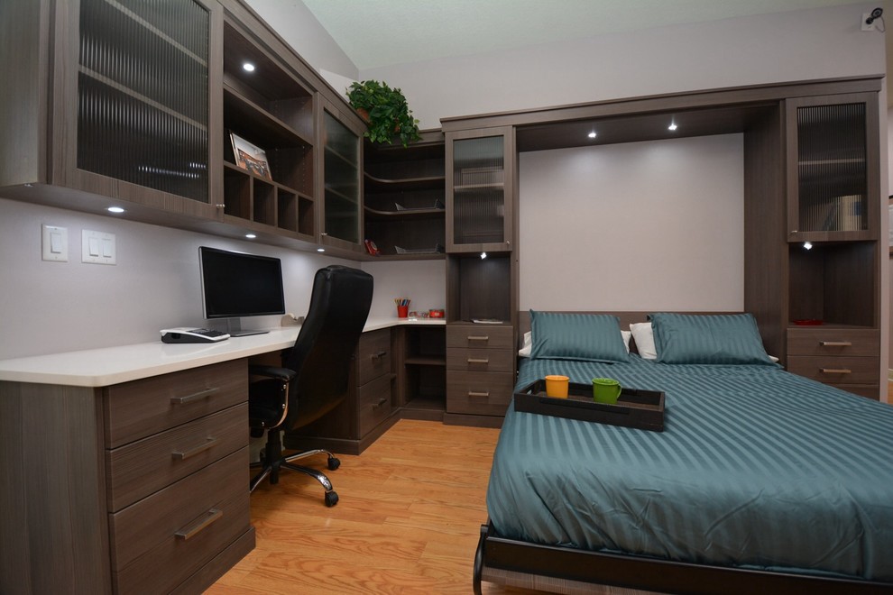 Cette photo montre un bureau tendance de taille moyenne avec un mur gris, parquet clair et un bureau intégré.