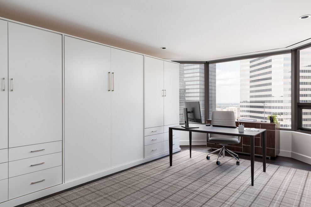 Mittelgroßes Modernes Arbeitszimmer ohne Kamin mit Arbeitsplatz, weißer Wandfarbe, dunklem Holzboden und freistehendem Schreibtisch in Houston