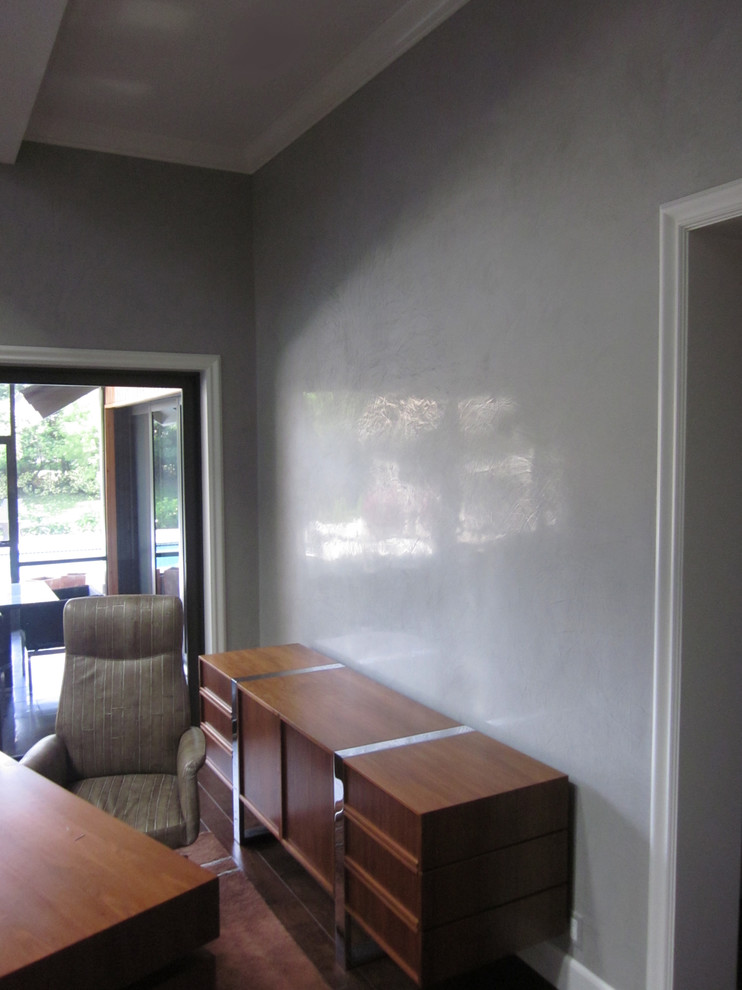 Idéer för mycket stora funkis arbetsrum, med grå väggar, mörkt trägolv och ett fristående skrivbord