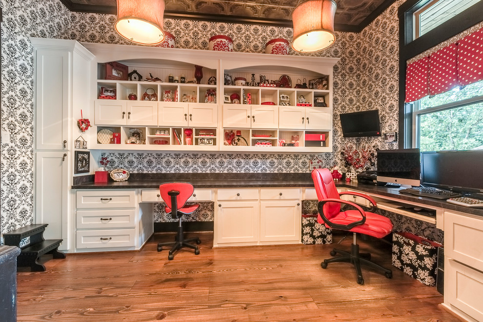 Inspiration för ett stort vintage hobbyrum, med ljust trägolv och ett inbyggt skrivbord