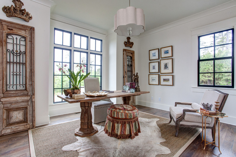 Ejemplo de despacho de estilo americano grande sin chimenea con paredes blancas, suelo de madera en tonos medios y escritorio independiente