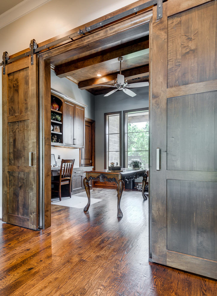 Imagen de despacho tradicional renovado de tamaño medio sin chimenea con paredes marrones, suelo de madera oscura y escritorio empotrado