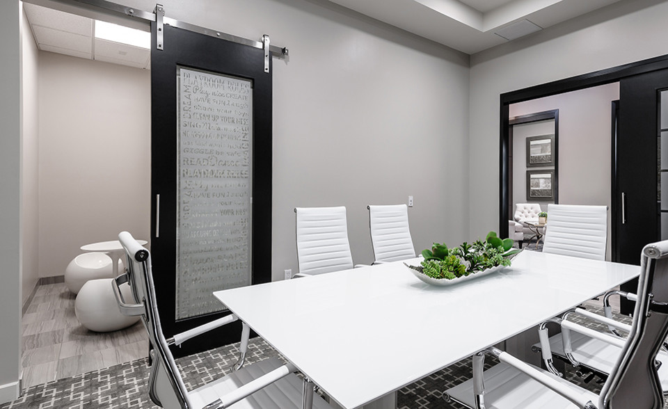 Großes Modernes Arbeitszimmer ohne Kamin mit grauer Wandfarbe, Teppichboden und freistehendem Schreibtisch in Dallas