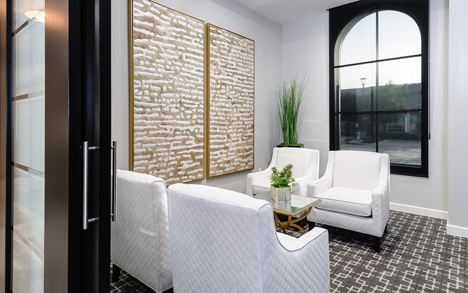 Идея дизайна: кабинет среднего размера в современном стиле с серыми стенами и ковровым покрытием без камина