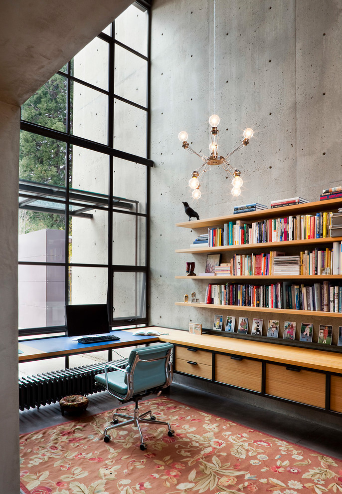シアトルにあるコンテンポラリースタイルのおしゃれなホームオフィス・書斎 (グレーの壁、造り付け机) の写真