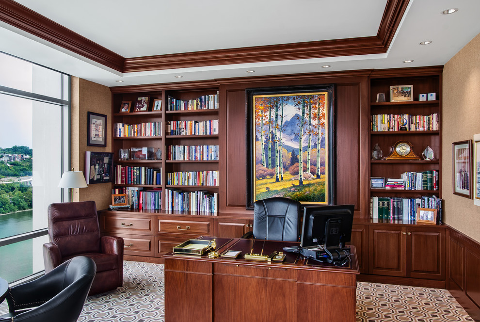 Großes Klassisches Arbeitszimmer ohne Kamin mit Arbeitsplatz, brauner Wandfarbe, Teppichboden und freistehendem Schreibtisch in Cincinnati