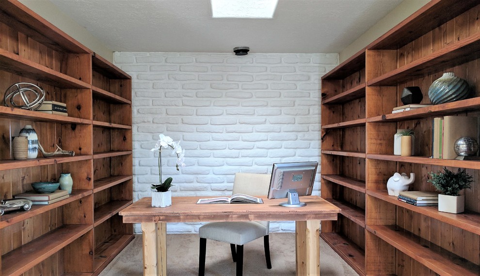 Inspiration för ett litet vintage arbetsrum, med ett bibliotek, vita väggar, heltäckningsmatta och ett fristående skrivbord