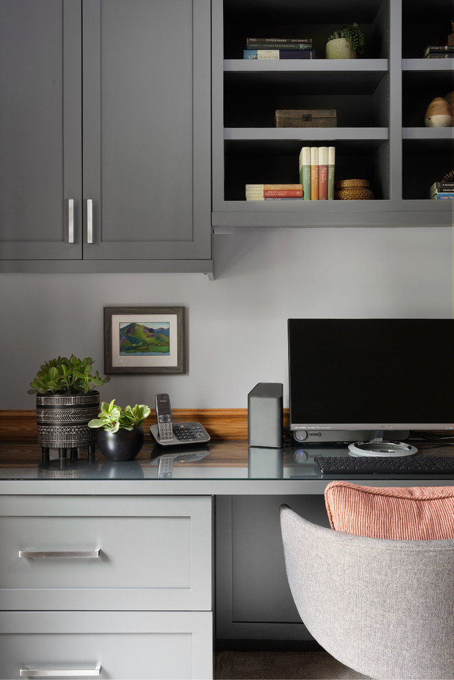 Diseño de despacho tradicional renovado de tamaño medio sin chimenea con paredes grises, moqueta, escritorio empotrado y suelo gris