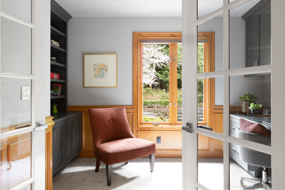 Imagen de despacho clásico renovado de tamaño medio sin chimenea con paredes grises, moqueta, escritorio empotrado y suelo gris