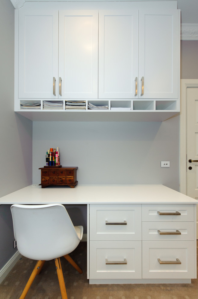 Foto de sala de manualidades actual de tamaño medio con paredes grises, moqueta, escritorio empotrado y suelo beige
