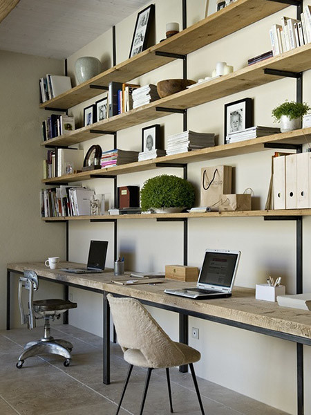 Стильный дизайн: кабинет среднего размера в скандинавском стиле с бежевыми стенами, полом из керамогранита, встроенным рабочим столом и коричневым полом - последний тренд