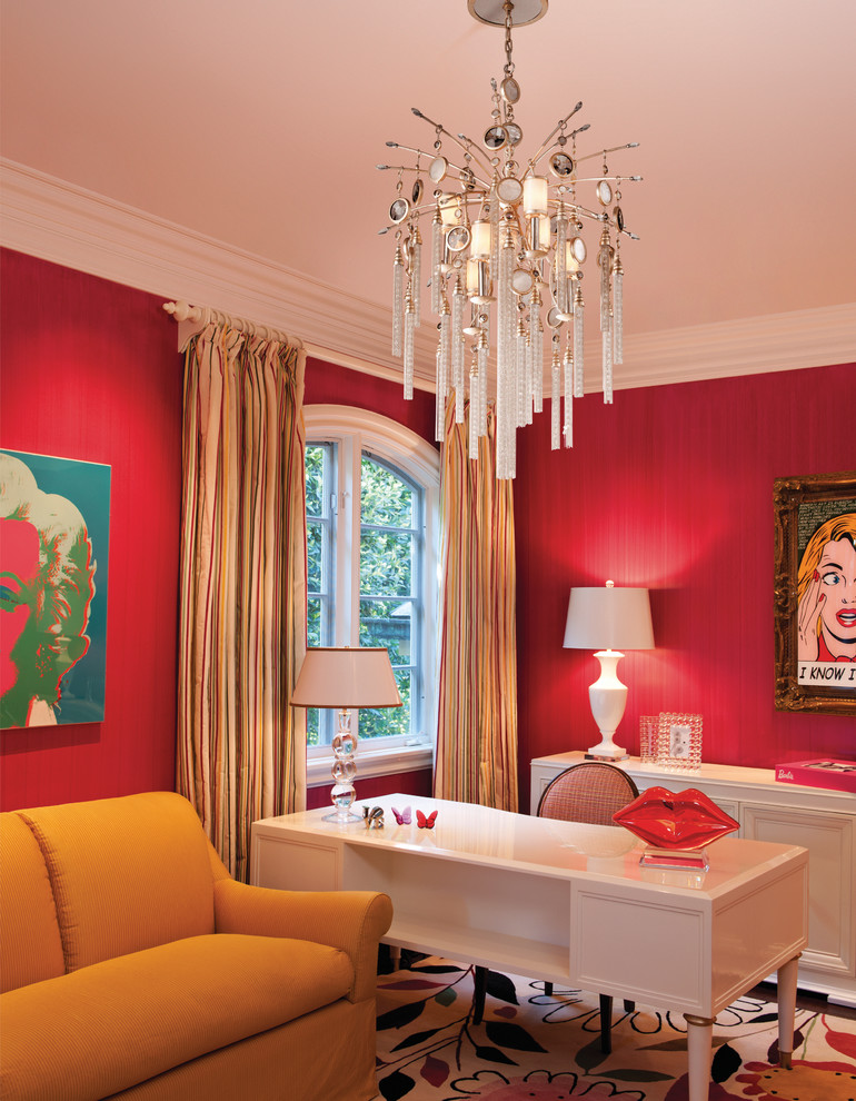 Immagine di uno studio design con pareti rosse e scrivania autoportante