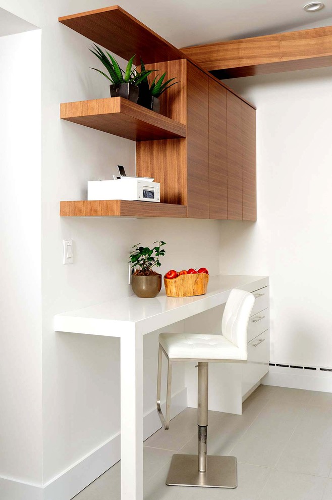 Diseño de despacho actual con escritorio empotrado y paredes blancas