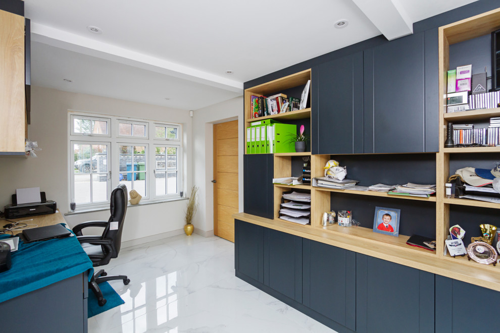 Idee per un ampio ufficio minimalista con pareti bianche, pavimento in marmo, nessun camino, scrivania incassata e pavimento bianco