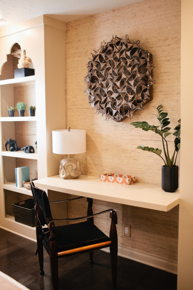 Modelo de despacho mediterráneo con paredes beige, suelo de madera oscura y escritorio empotrado