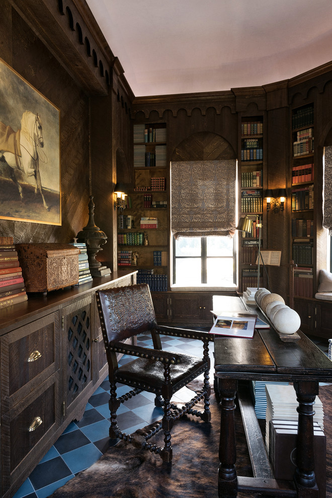 На фото: домашняя библиотека среднего размера в средиземноморском стиле с отдельно стоящим рабочим столом
