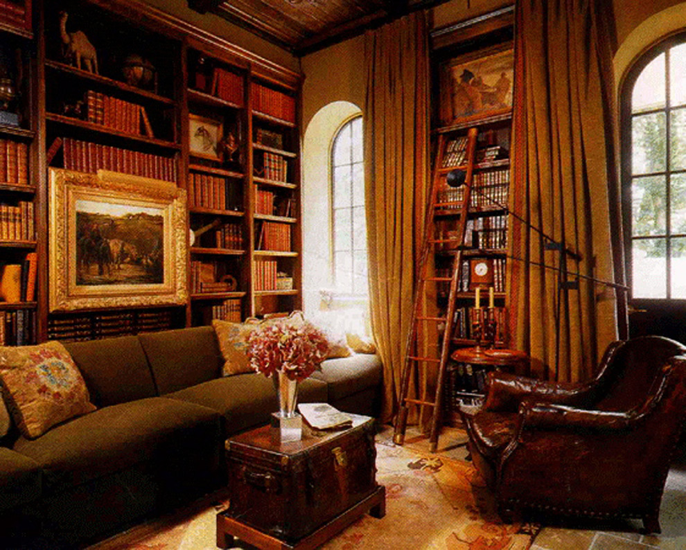 Exempel på ett stort medelhavsstil arbetsrum, med beige väggar, ett bibliotek, kalkstensgolv och beiget golv
