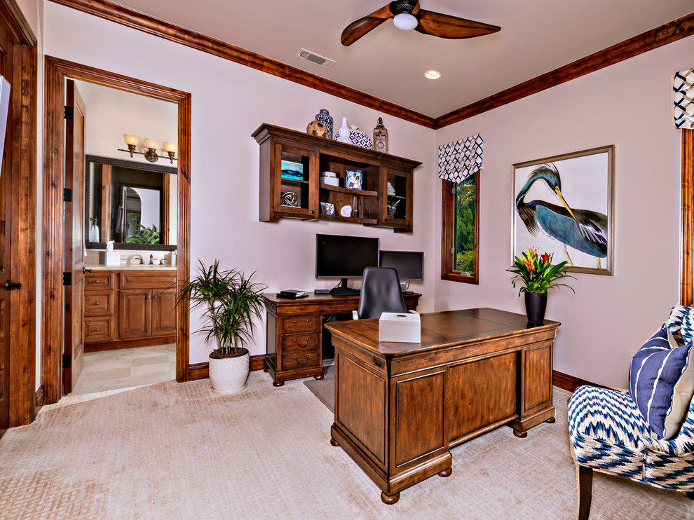 Ejemplo de despacho mediterráneo de tamaño medio con paredes beige, moqueta, escritorio independiente y suelo beige