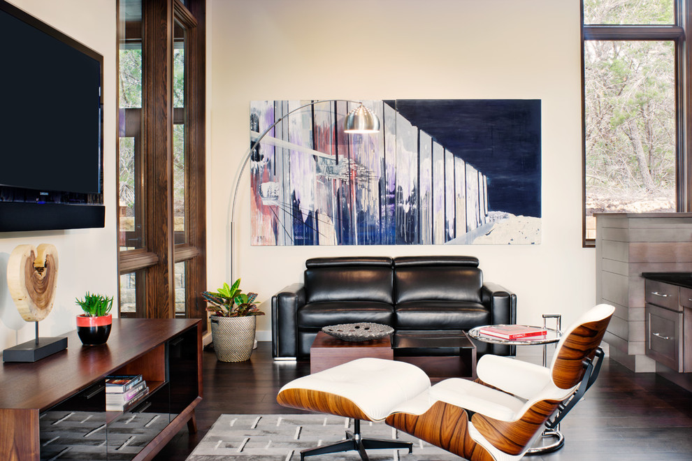 Modernes Arbeitszimmer mit weißer Wandfarbe und dunklem Holzboden in Austin