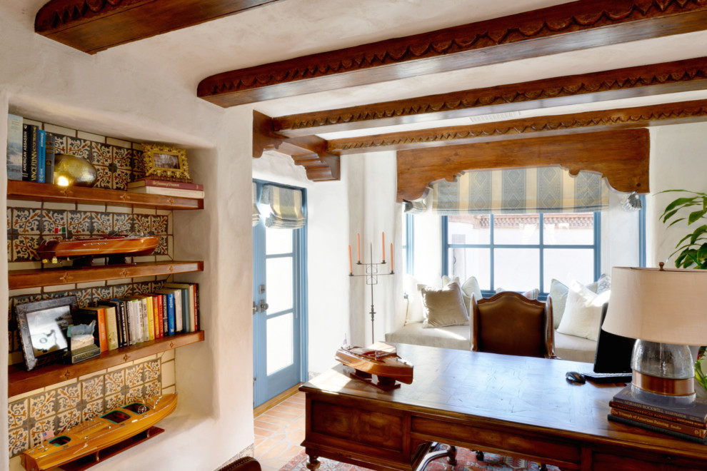 На фото: огромный кабинет в стиле фьюжн с белыми стенами, полом из керамической плитки, отдельно стоящим рабочим столом и оранжевым полом