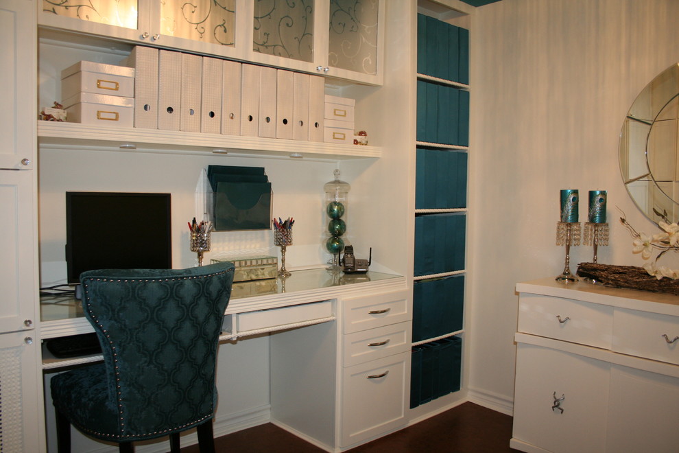 Imagen de despacho actual pequeño sin chimenea con paredes blancas, suelo de corcho, escritorio empotrado y suelo marrón