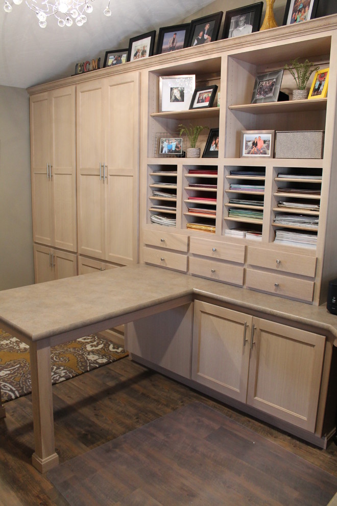 Cette photo montre un grand bureau atelier chic avec un mur beige, parquet foncé et un bureau intégré.