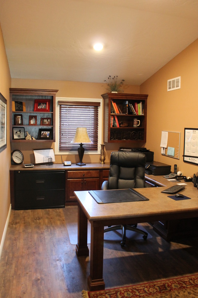 Mittelgroßes Klassisches Arbeitszimmer mit beiger Wandfarbe, dunklem Holzboden und Einbau-Schreibtisch in Sonstige
